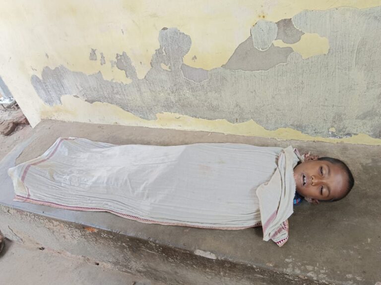 Sonbhadra News: मल्देवा में विद्युत विभाग के जमीन में लटकते तार में करंट की चपेट में आने से 7 वर्षीय अमन की मौत