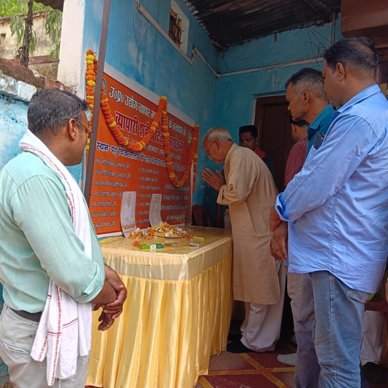 Sonbhadra News: उत्तर प्रदेश उद्योग व्यापार मंडल ने शहीद दिवस पर श्रद्धा सुमन अर्पित कर 5 व्यापारियों को किया अंगवस्त्रम से सम्मान