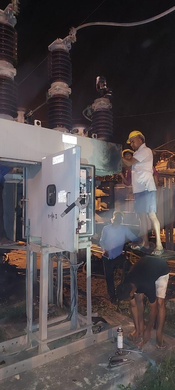 Sonbhadra News: 33 केवी करंट ट्रांसफॉर्मर के पोल फटने से विद्युत सप्लाई बाधित