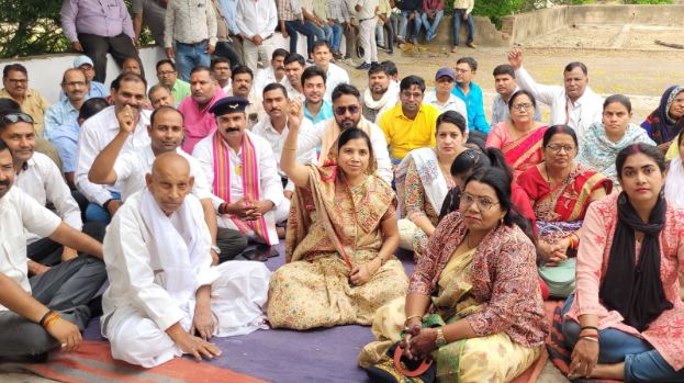 Sonbhadra News: सोनभद्र में प्राथमिक शिक्षक संघ का जोरदार प्रदर्शन, पुरानी पेंशन बहाली सहित 14 सूत्रीय मांगों को लेकर धरना