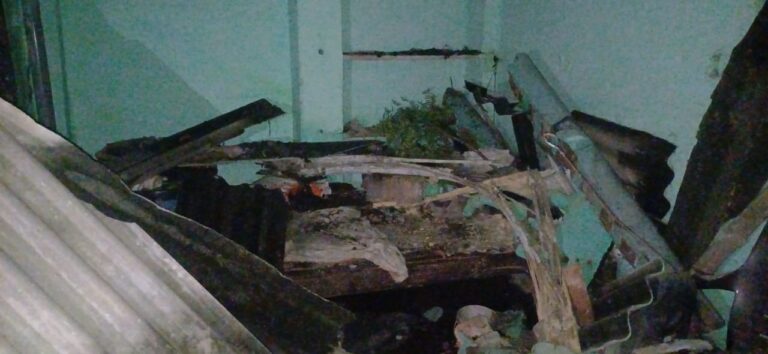 चुर्क में टीपर हादसे से महिला घायल, मकान की सीमेंट सीट धराशाई।