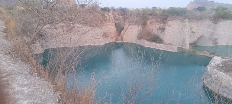 कोटा निवासी की शिकायत पर खनन निदेशालय की बड़ी कार्रवाई, कई खदानों पर लगा खान अधिनियम की धारा 22(3) — फिर भी जारी है अवैध खनन