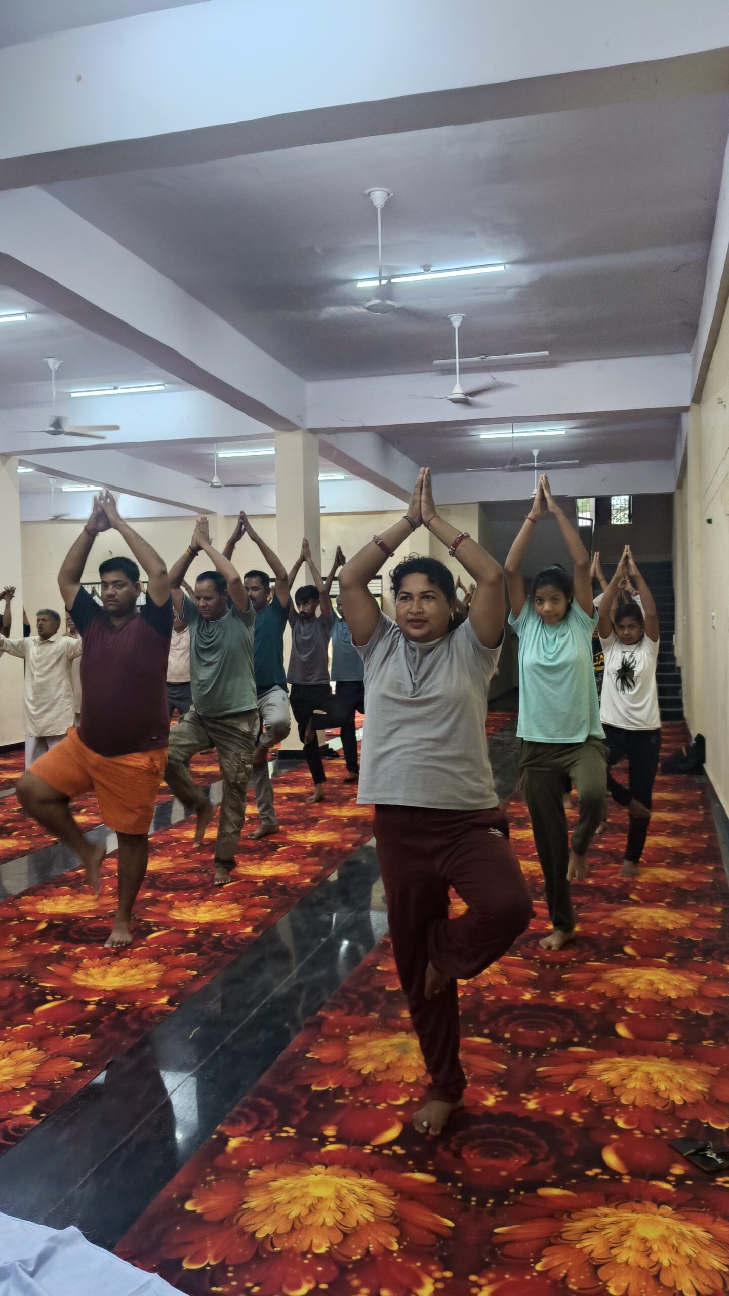 नगर पंचायत के बहुउद्देशीय हाल में 11 वाँ विश्व योग दिवस पर सैकड़ो ने किया योग।