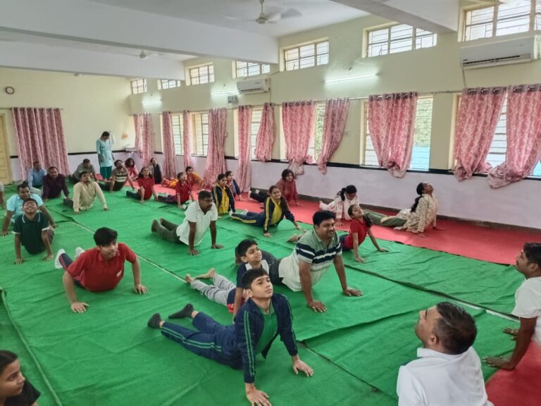 डी ए वी स्कूल में बड़े ही धूमधाम से मनाया गया विश्व योगा दिवस।