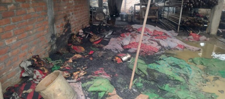 शार्ट सर्किट से टेंट हाउस में लगी आग लाखों का नुकसान फायर ब्रिगेड में पाया आग पर काबू।