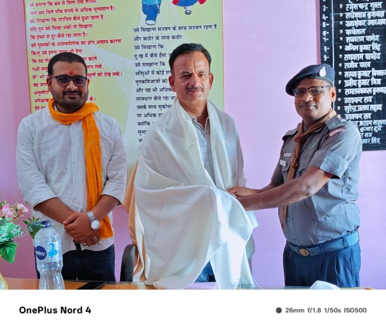 खंड शिक्षा अधिकारी नगवां को ब्लॉक स्काउट मास्टर ने किया सम्मानित।