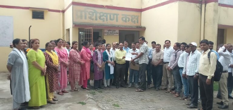 उत्तर प्रदेशीय प्राथमिक शिक्षक संघ सोनभद्र की ब्लाक इकाई चोपन ने खण्ड शिक्षा अधिकारी के माध्यम से मुख्यमंत्री जी को विद्यालयों के मर्जर के विरोध मे दिया ज्ञापन।