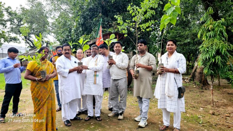 एक पेड़ मां के नाम अभियान के तहत जिलाध्यक्ष ने वितरित किए पौधे।