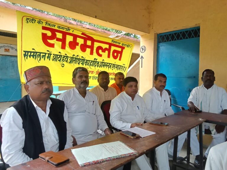 दक्षिणांचल ग्रामोदय विद्यालय बभनी में दुद्धी कों जिला बनाओ को लेकर बैठक सम्पन्न।