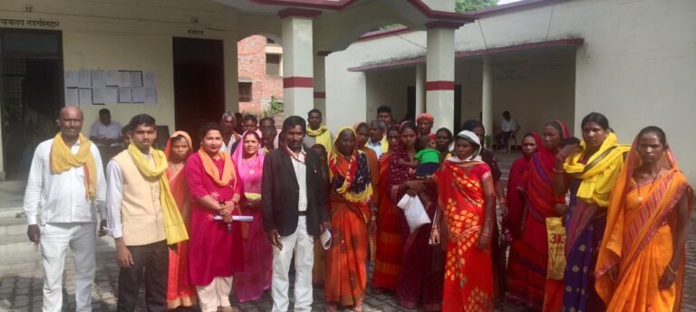 दबंगों से परेशान आदिवासियों ने दुद्धी सीओ को शिकायती पत्र सौंपा।