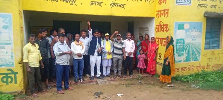 किसानों ने खाद‌ न‌ मिलने को लेकर किया प्रदर्शन।