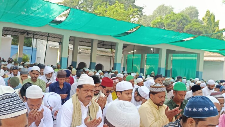 ईद-उल-अजहा की नमाज अदब और अक़ीदत के साथ अदा, हजारों ने मांगी अमन की दुआ.