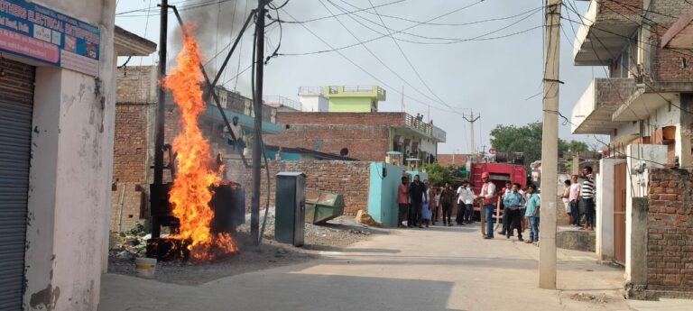 Sonbhadra News: बिजली ट्रांसफार्मर में लगी आग से मचा हड़कंप, क्षेत्र की बिजली आपूर्ति बाधित