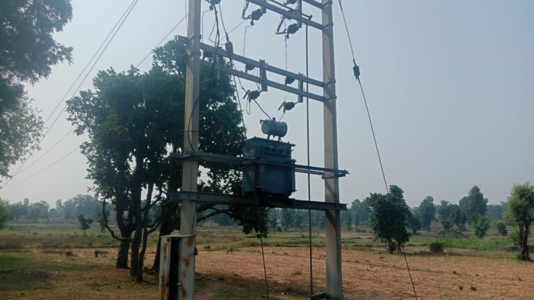 Sonbhadra News: सुपाचुआ गांव में 20-25 दिनों से ट्रांसफार्मर खराब, अंधेरे में रहने को मजबूर ग्रामीण।