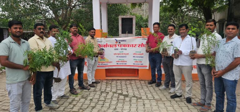 डाला, सोनभद्र: शहीद स्थल पर सोनाचल पत्रकार संघ ने किया वृक्षारोपण.