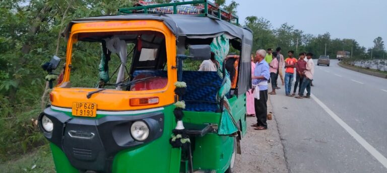 सोनभद्र: जवारीडाड़ में ऑटो पलटने से महिला सहित तीन घायल.