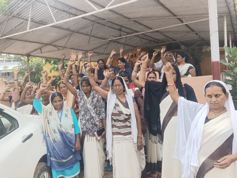 आशा बहूओं को अप्रैल से जून तक नहीं मिला प्रोत्साहन राशि, सीएचसी दुद्धी में किया प्रदर्शन, सौंपा ज्ञापन