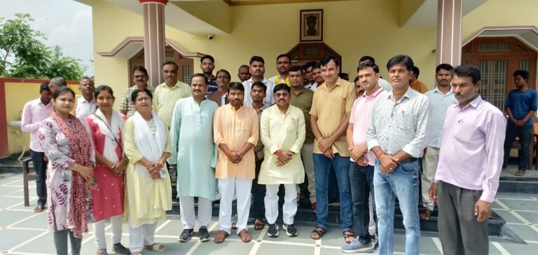 विद्यालय मर्जर नीति के विरोध में उत्तर प्रदेशीय प्राथमिक शिक्षक संघ ने मंत्री संजीव गोंड को सौंपा ज्ञापन.