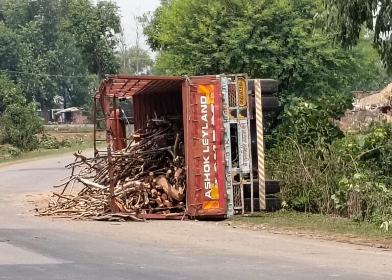 Sonbhadra News: अनियंत्रित होकर पलटी आयशर मिनी ट्रक ,चालक घायल।