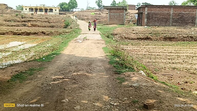 Sonbhadra News: अहिराडेरा की टूटी सड़क बनी ग्रामीणों की परेशानी का सबब