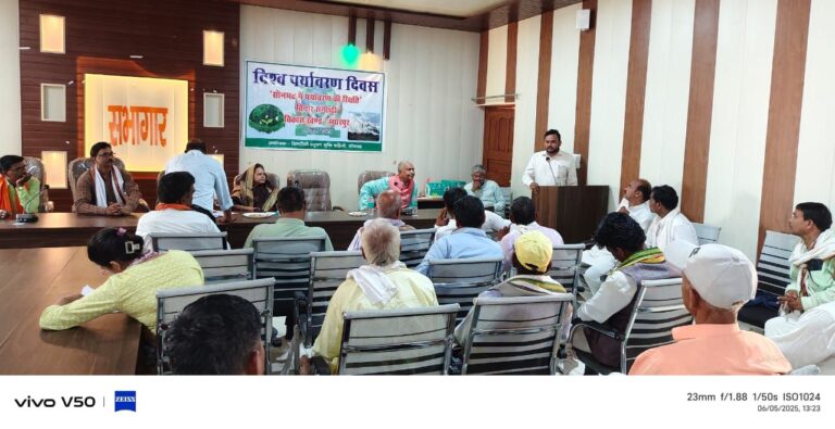 Sonbhadra News: प्राकृतिक संसाधनों के अत्यधिक दोहन से बिगड़ रहा संतुलन: डीएफओ ने कार्यशाला में दी चेतावनी