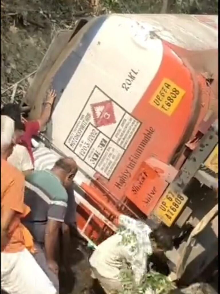 Sonbhadra News: रेनुकूट में बड़ा हादसा टला, रोडवेज बस के अचानक ब्रेक लगाने से डीजल टैंकर पलटा, चालक-खलासी घायल