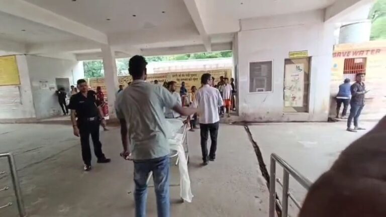 Sonbhadra News: तेज रफ्तार ट्रक ने बाइक सवार को मारी टक्कर — बेटी की मौके पर मौत, पिता घायल