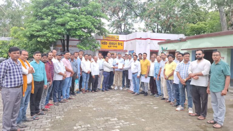 उत्तर प्रदेशीय प्राथमिक शिक्षक संघ ने परिषदीय विद्यालयों को मर्जर कर बन्द किए जाने के विरोध में शिक्षकों ने दिखाई प्रतिबद्धता, खण्ड शिक्षा आधिकारी को सौंपा ज्ञापन।