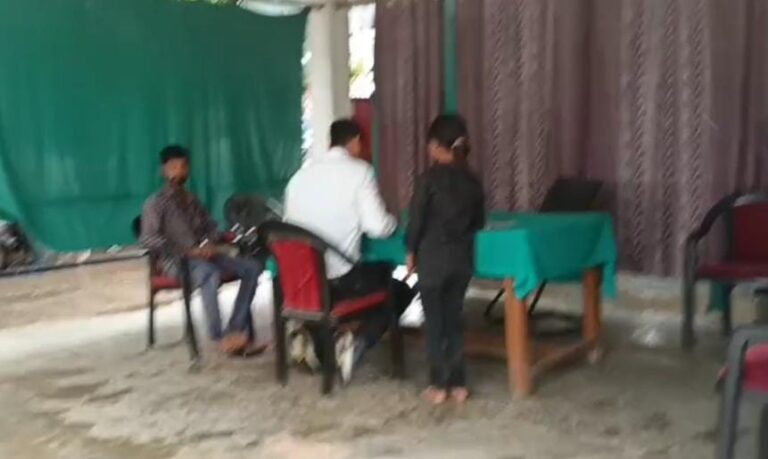 सोनभद्र न्यूज़ अपनी माँ के लिए 13 किलोमीटर पैदल चलकर दुद्धी थाने पहुंची बेटी, बोली-साहब, मेरी मां को डायन कहकर पीटते हैं, पुलिस से लगाई न्याय की गुहार।