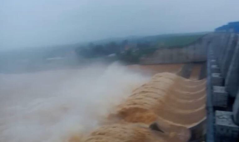 दुद्धी: अमवार में कनहर बांध का जलस्तर बढ़ा, 6 फाटक खुले।