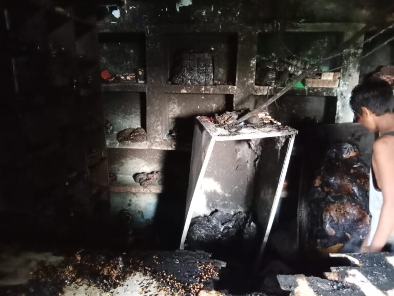 शार्ट सर्किट से जनरल स्टोर में लगी आग लाखों का सामान जलकर हुआ खाक।