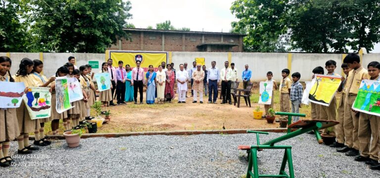 ” प्लांटेशन डे ” पर प्रसाद कुंवर पब्लिक स्कूल दुद्धी में पेंटिंग कला प्रदर्शन के बीच रोपे गए पौधे।