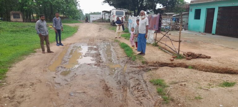 सड़क निर्माण की मांग को लेकर तहसील दिवस में दिया गया पत्र।