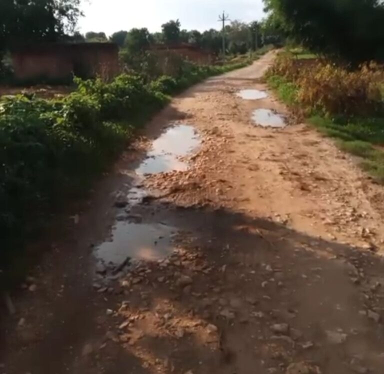 जामपानी मंगलबाजार से दक्खिन टोला तक जर्जर सड़क, ग्रामीणों ने की मरम्मत की मांग।