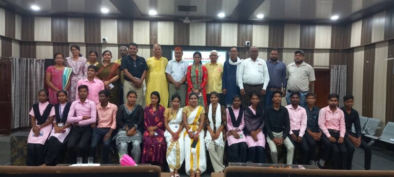 गुरु पूर्णिमा पर वैढन के प्रधानमंत्री कॉलेज ऑफ एक्सीलेंस में भव्य कवि सम्मेलन एवं सांस्कृतिक कार्यक्रम आयोजित।