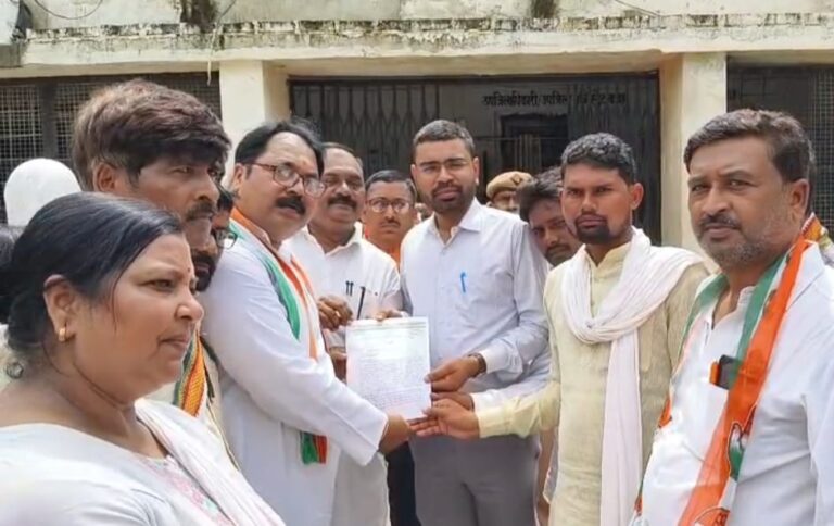 फर्जी मुकदमे के विरोध में ओबरा तहसील पर कांग्रेस का जोरदार प्रदर्शन, राज्यपाल को सौंपा गया ज्ञापन।