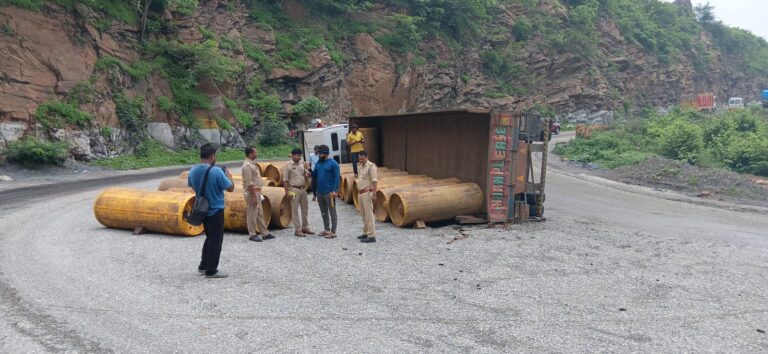 क्लोरिन गैस लदा टेलर अनियंत्रित होकर मारकुंडी घाटी मे पलटा।