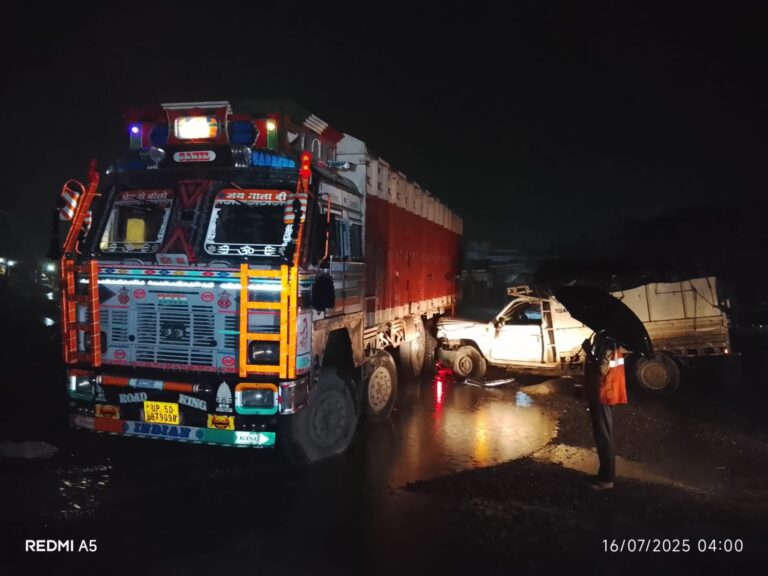 तेज रफ्तार पिकअप ट्रक में जा घुसी, बाल-बाल बचे लोग – डाला सोनभद्र में बड़ा हादसा टला