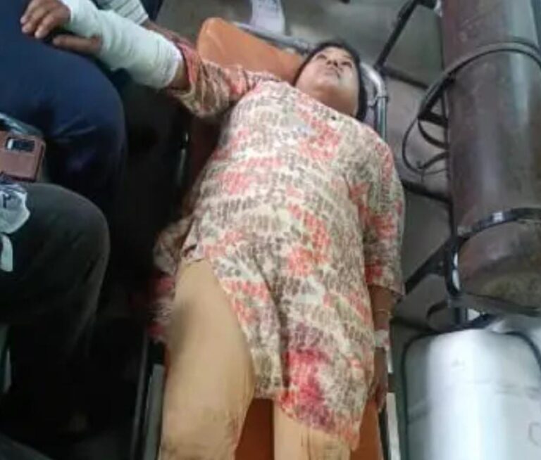 Sonebhadra News:- स्कूटी से घर जा रही शिक्षिका को ट्रक ने मारी टक्कर, गंभीर रूप से हुई घायल।