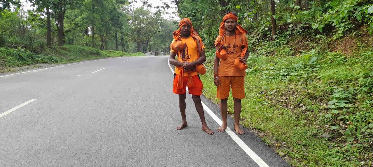 प्रयागराज से पैदल यात्रा पर निकले उड़ीसा निवासी दो युवक।