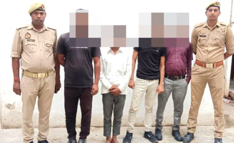 Sonbhadra News : सोशल मीडिया पर हथियार लहराकर बनाया खौफ का वीडियो, पुलिस ने चार युवकों को किया गिरफ्तार।