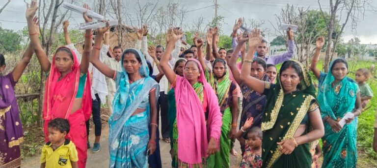 नेटवर्क और नियमित बिजली आपूर्ति की मांग को लेकर ग्रामीणों ने किया प्रदर्शन।