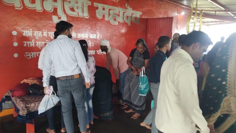 ‌सावन के पहले सोमवार को पंचमुखी महादेव मंदिर में श्रद्धालुओं की भारी भीड़।