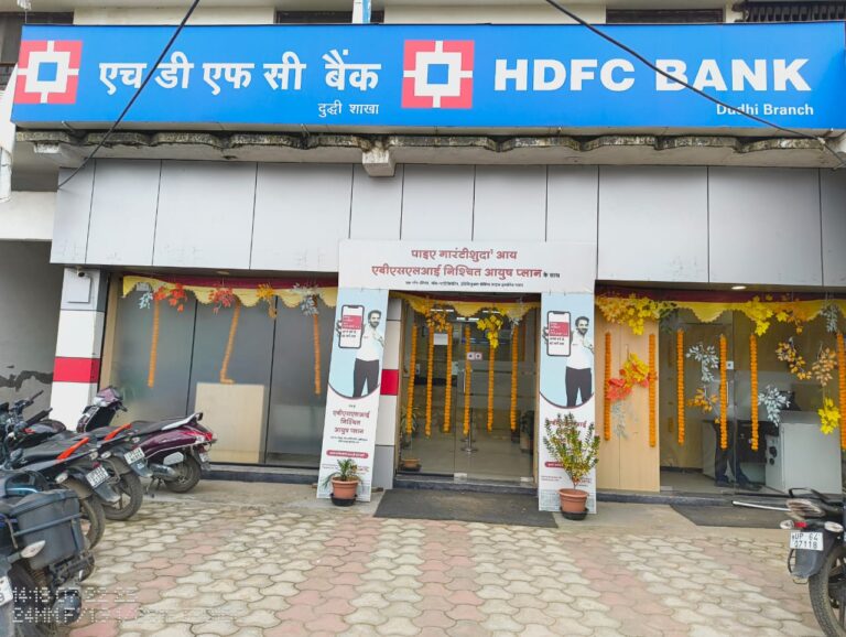 एचडीएफसी बैंक शाखा दुद्धी पर लगा पहला कैश रिसाइक्लर मशीन अब 24 घण्टे जमा व धन निकासी की सुविधा उपलब्ध.
