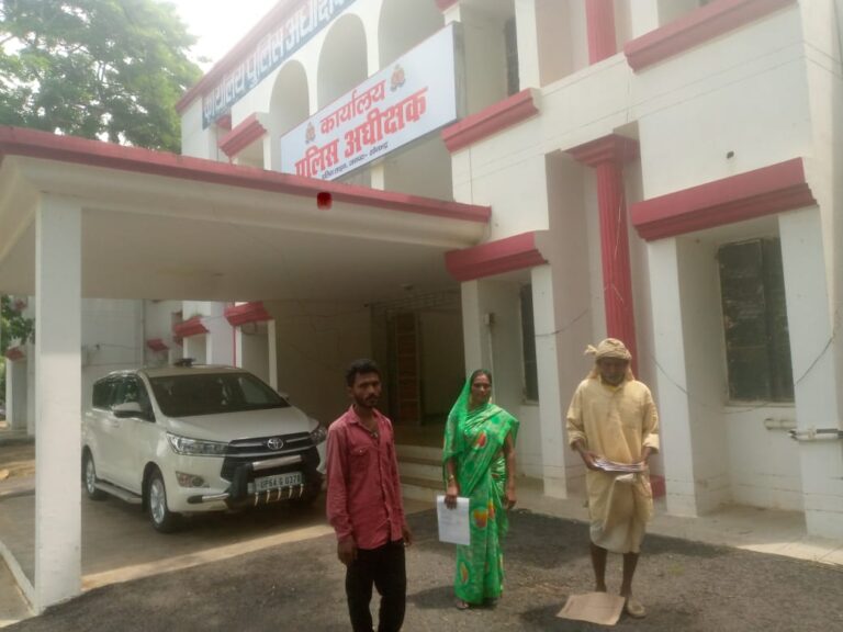 दबंगों के आतंक से त्रस्त महिला ने कलेक्ट्रेट पहुंच सुनाई आपबीती, ADM व SP ने दिए तत्काल कार्रवाई के निर्देश