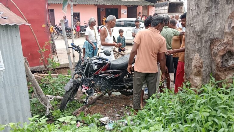 पेड़ से टकराई बाइक, युवक की दर्दनाक मौत – शादी के ढाई महीने बाद उजड़ गया घर.