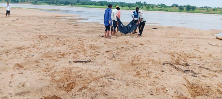 कनहर नदी में डूबे युवक का कोटा गांव के पास पांचवें दिन मिला पीपरडीह निवासी संतोष चेरों का शव.