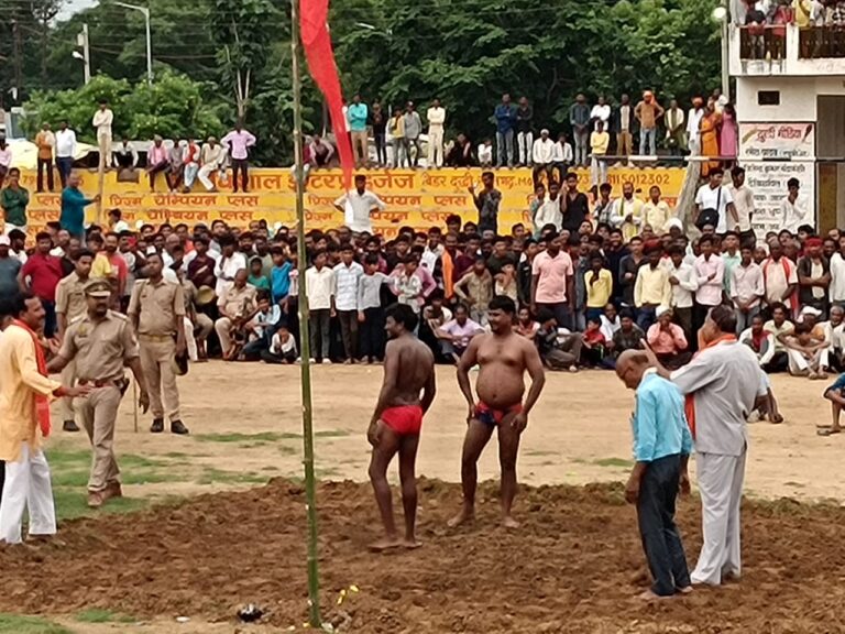 Duddhi : नाग पंचमी के पावन पर्व पर रामलीला खेल मैदान पर भव्य दंगल में पहुँचे पहलवान.