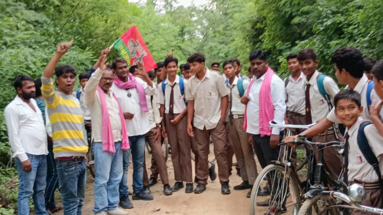 सोनभद्र : जर्जर सड़क व मनमानी फीस वृद्धि के विरोध में सपाइयों ने किया जोरदार प्रदर्शन, डीएम का ध्यान आकृष्ट कराने की मांग.