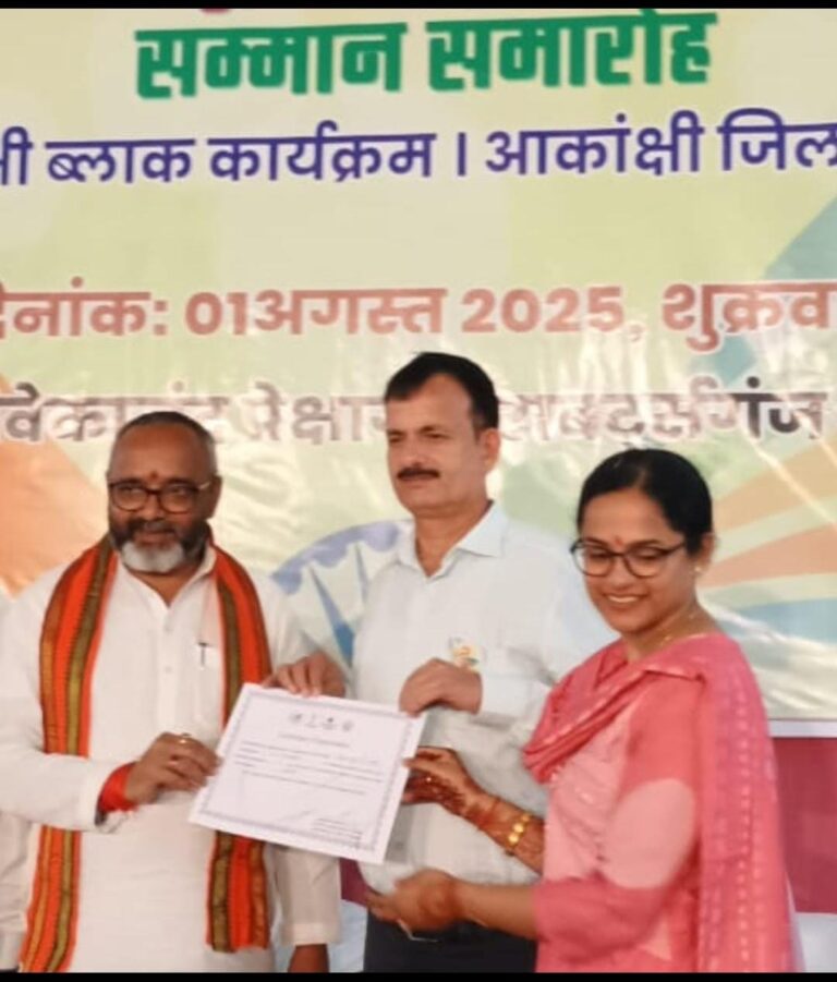 शिक्षा और प्रशासन में उत्कृष्ट योगदान के लिए खण्ड शिक्षा अधिकारी धनंजय सिंह हुए सम्मानित।